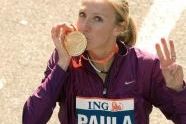 Paula Radcliffe kisses her medal 