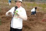 MillionTreesNYC planting in Kissena Corridor Park 