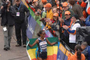 Derartu Tulu celebrates her win 